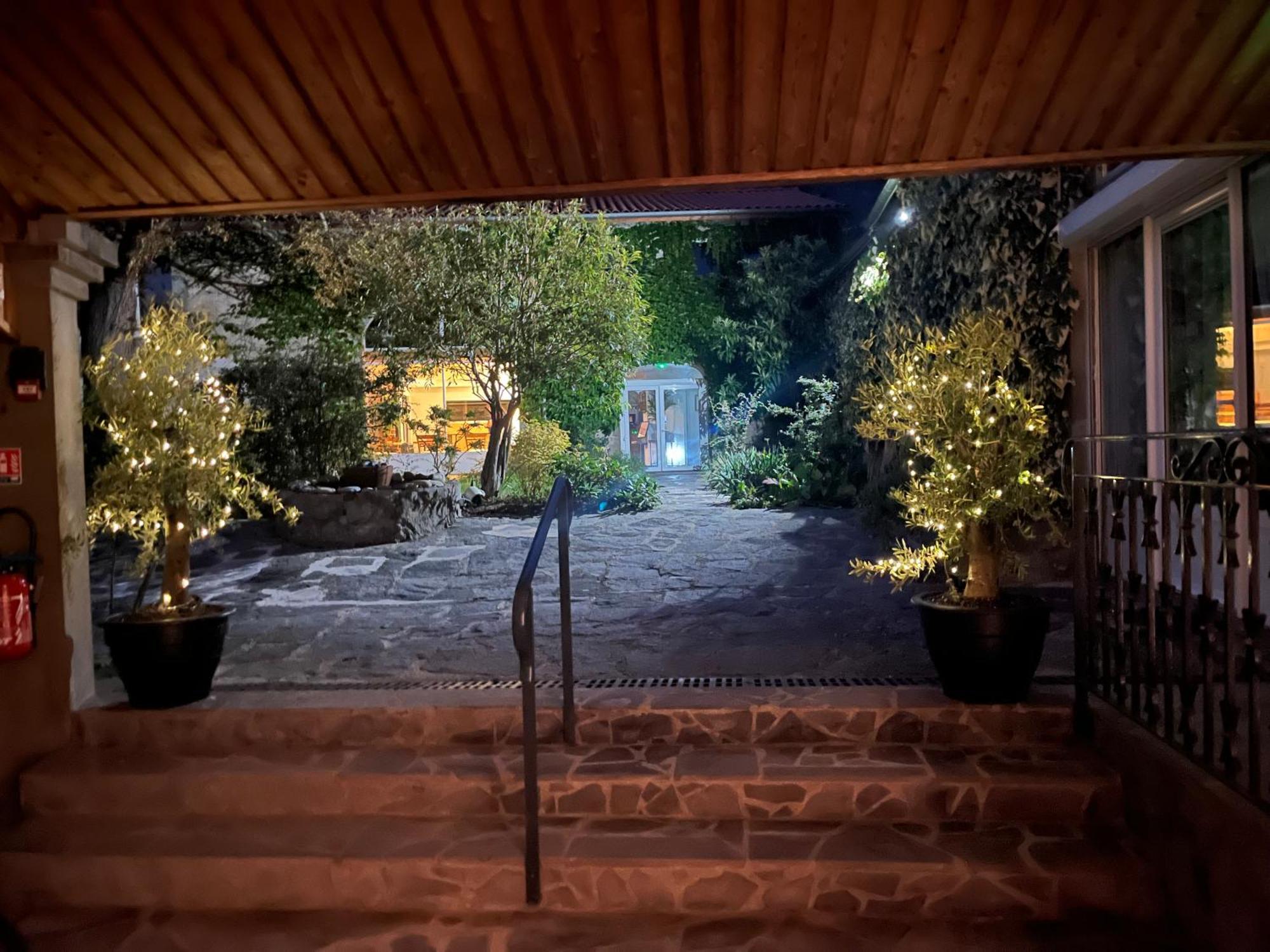 La Cour Carree Hotel Perrier Exterior photo