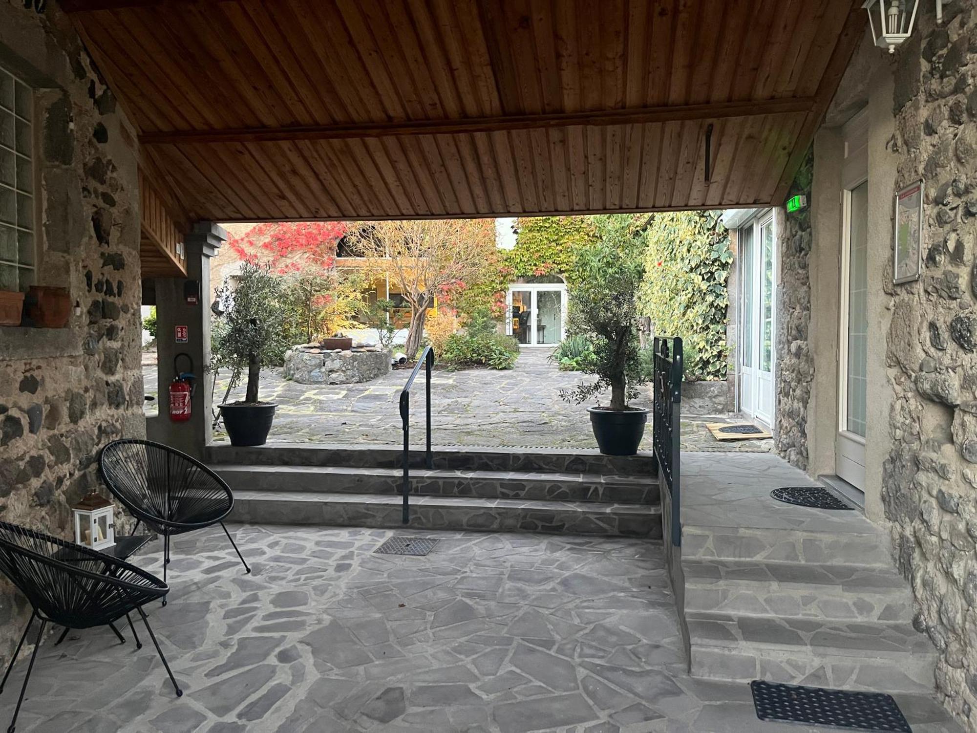 La Cour Carree Hotel Perrier Exterior photo