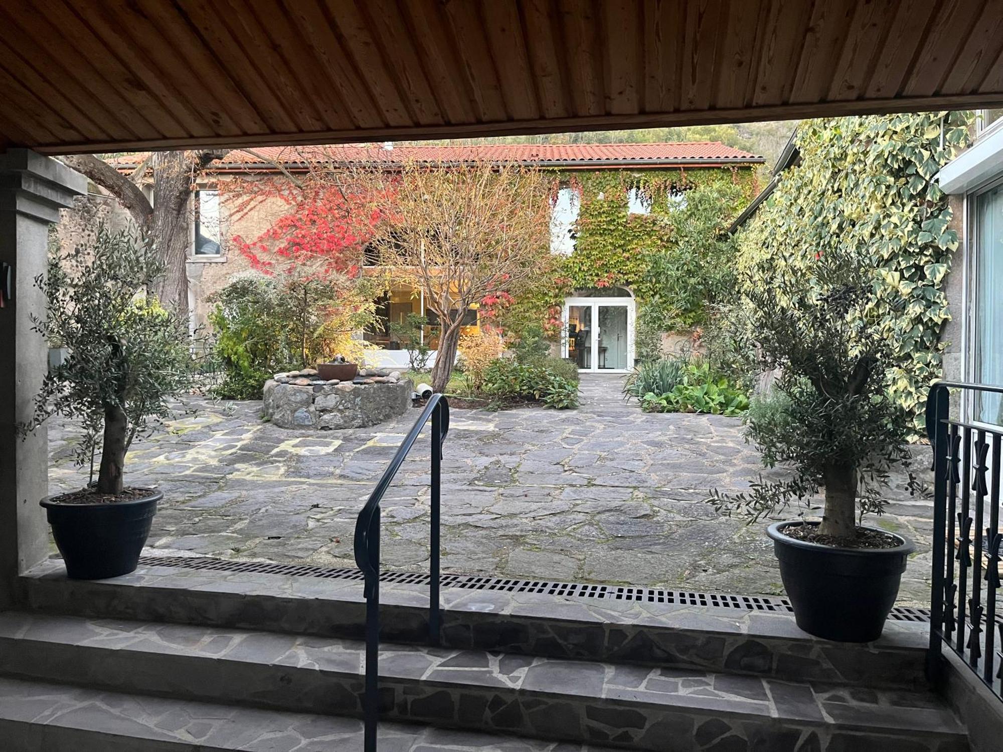 La Cour Carree Hotel Perrier Exterior photo