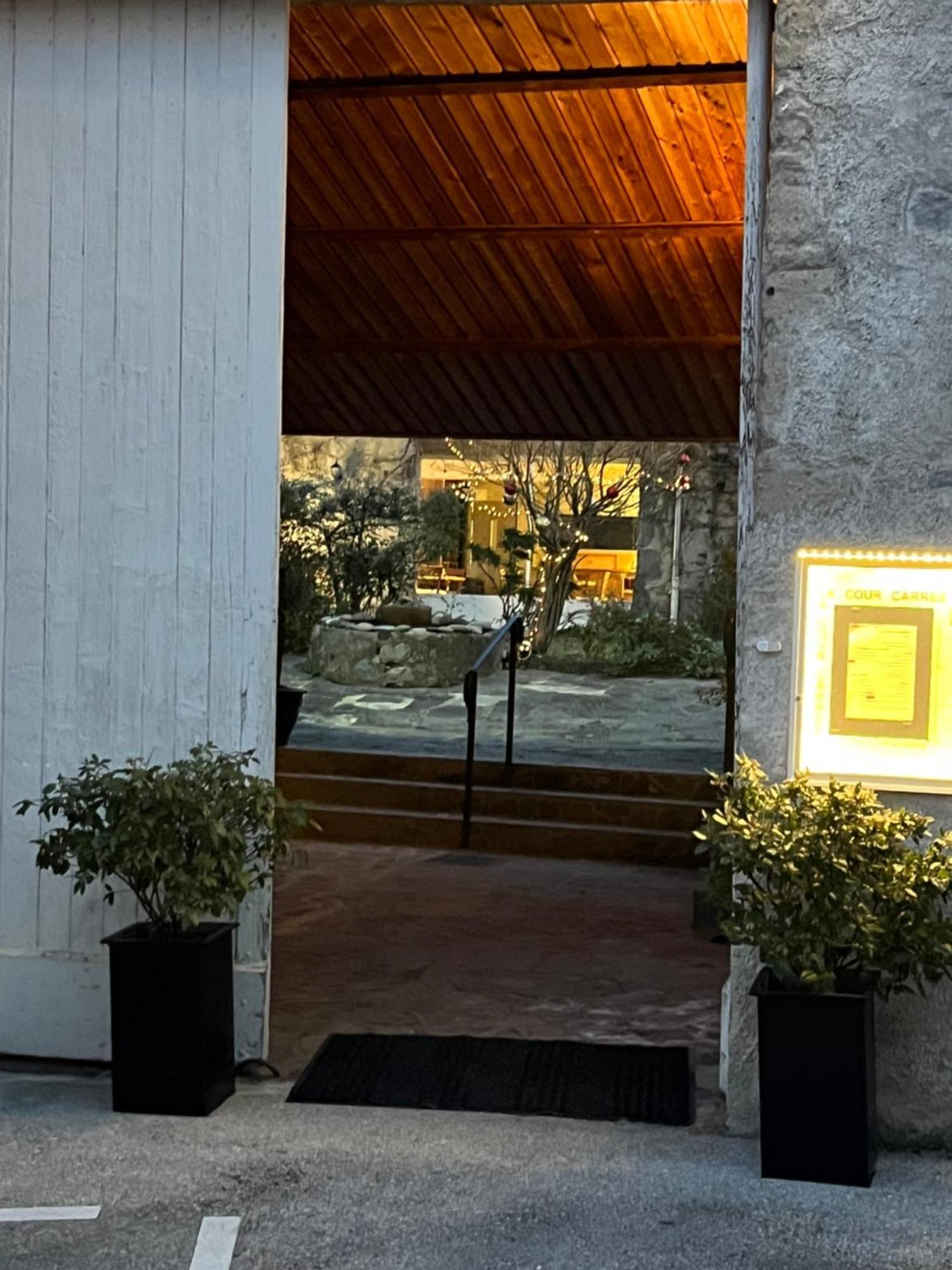 La Cour Carree Hotel Perrier Exterior photo