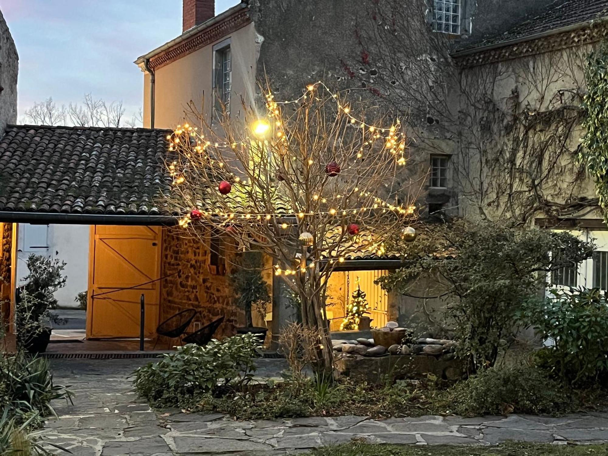 La Cour Carree Hotel Perrier Exterior photo